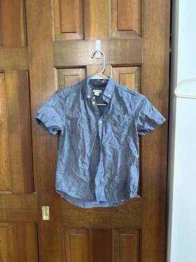 Amazon Essentials Boys' Short-Sleeve Button-Down Shirt Size L (10/12)